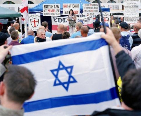 На демонстрациях Лиги Английской Обороны выступают раввины и мелькают еврейские флаги
