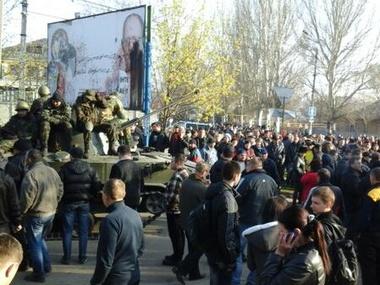 Жители Краматорска блокируют войска карателей 