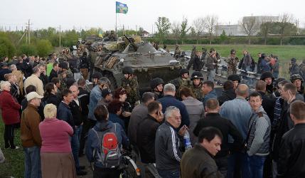 Жители Краматорска блокируют войска карателей 